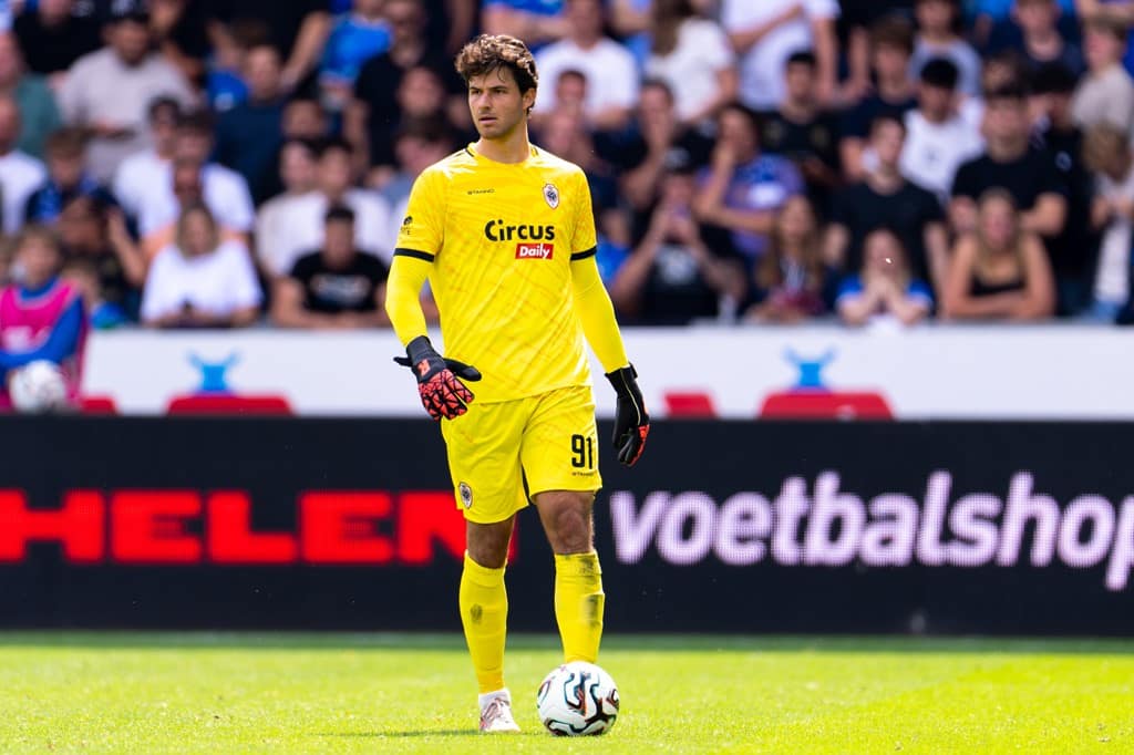 Man Utd goalkeeper target Lammens not in Royal Antwerp squad today